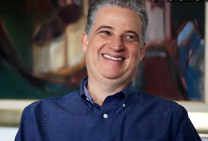 Adalclever Lopes sorrindo, de camisa azul